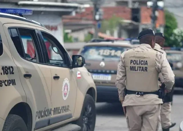 Homem fere policiais com pedras durante fuga em Poções