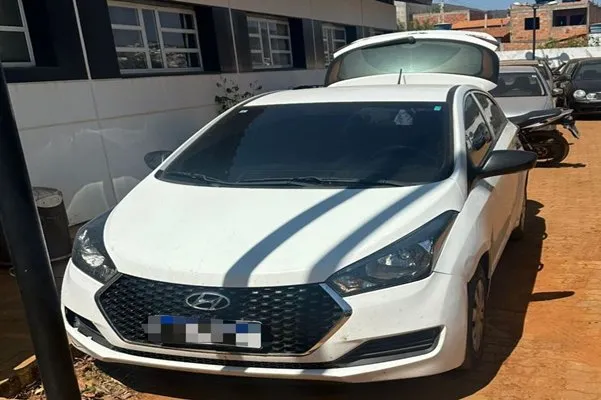 Carro furtado em São Paulo é recuperado pela PM no centro de Caetité