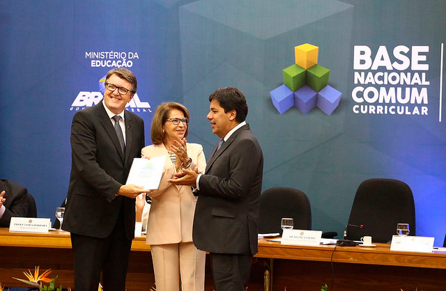 MEC entrega base curricular do ensino médio para análise de conselho