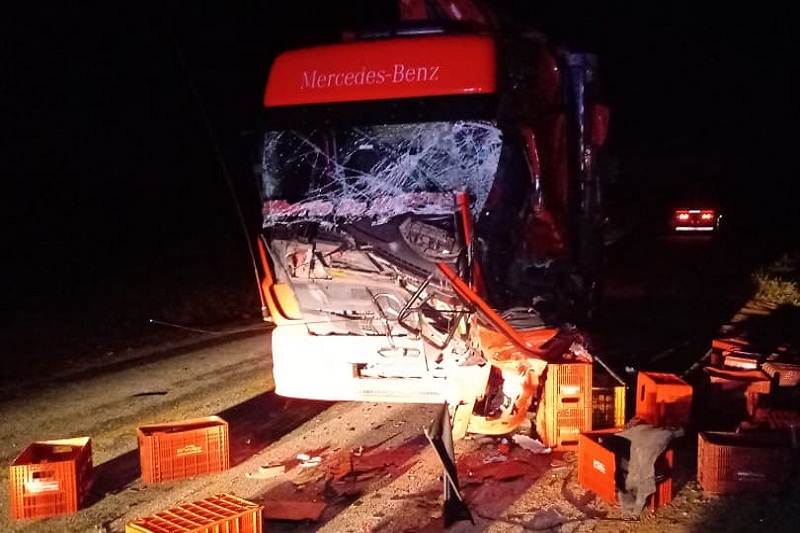 Motorista morre após colisão entre caminhões na BA-026