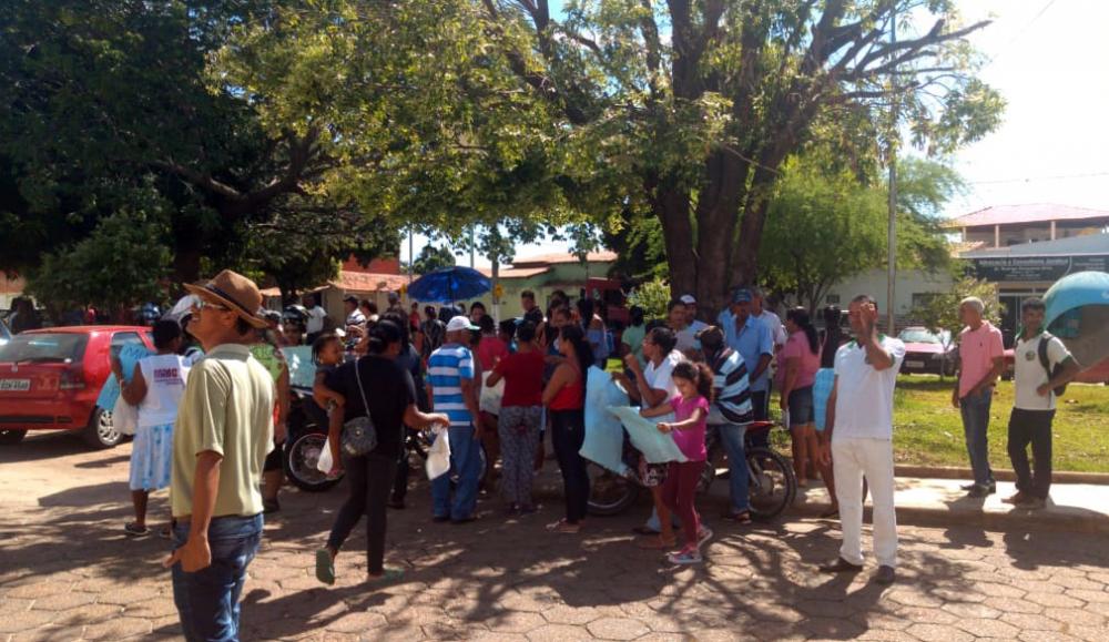 Carinhanha: manifestantes acusam prefeitura de Carinhanha de deixar alunos sem aula e de atacar grupo com gás de pimenta