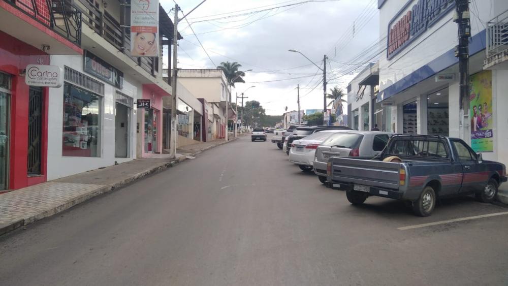 Mulher é flagrada por câmera de segurança furtando itens de farmácia em Caetité