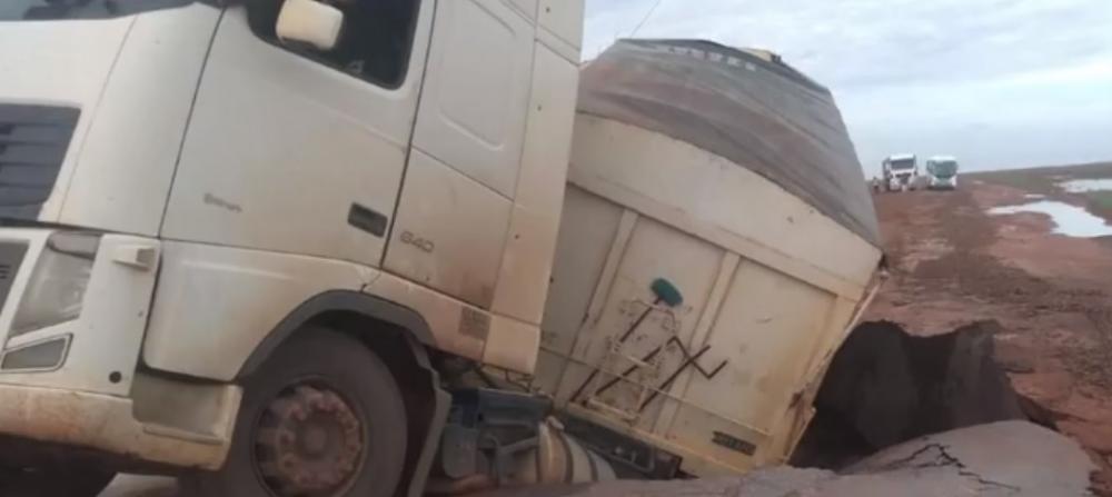 Caminhão parte ao meio após cair em cratera em rodovia do oeste baiano