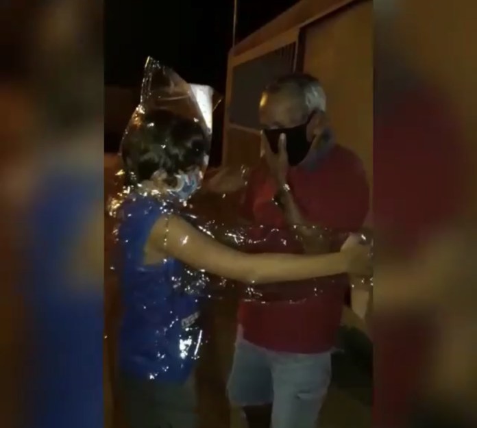 Região: em meio a pandemia, saudades dos avós faz garoto improvisar “roupa especial” para abraça-los 