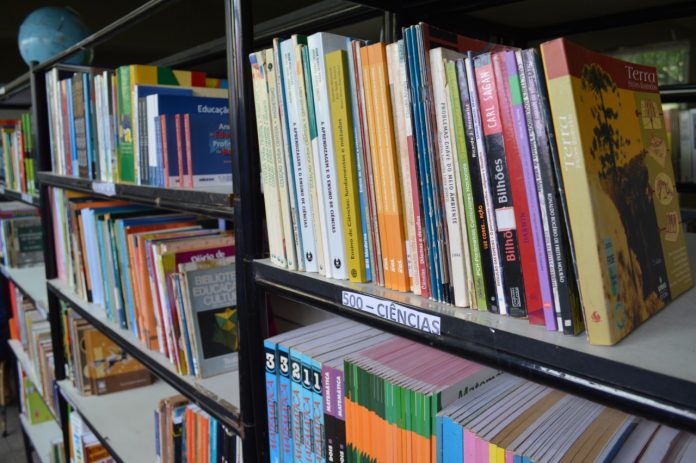 Escolas da rede estadual podem solicitar reserva técnica de livros didáticos