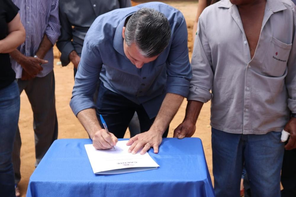 Caetité: Prefeito Aldo Gondim assina ordem de serviço para construção de praça em Maniaçu