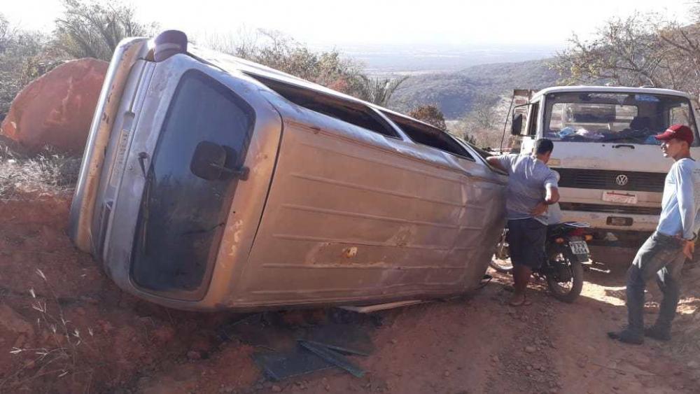 Van escolar tomba com 18 estudantes na zona rural de Paramirim