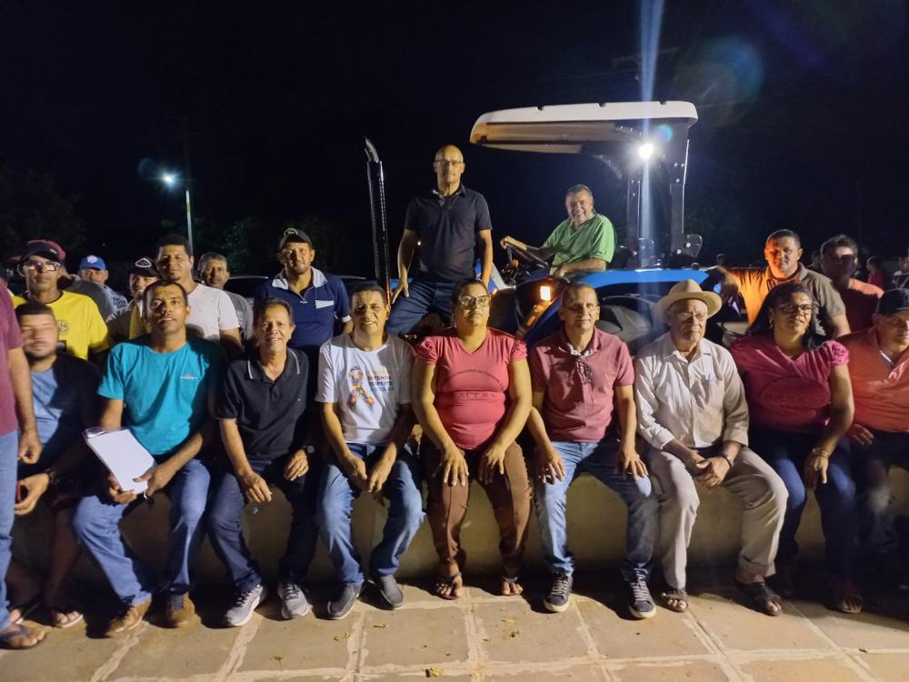 Livramento: Prefeito Ricardinho entrega trator na comunidade de Tamboril 
