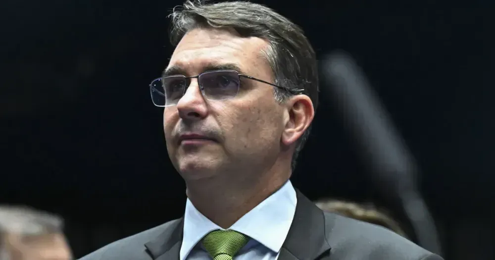 Pastor ora por Flávio Bolsonaro e pede que Brasil seja "liberto das garras de Satanás"