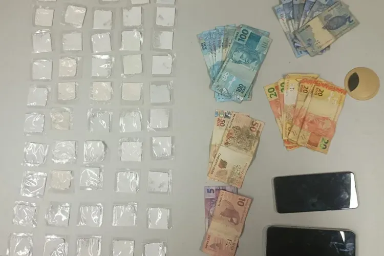 PM apreende drogas escondidas em geladeira em Macaúbas