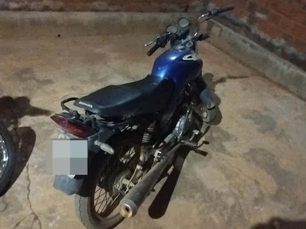 PM encontra moto com placa irregular e chassi suprimido em Iuiú