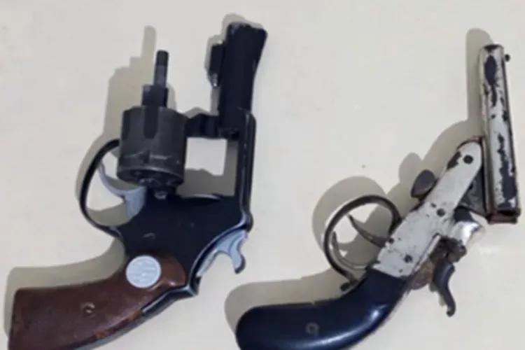 Armas são apreendidas após dupla fugir da polícia em Paramirim