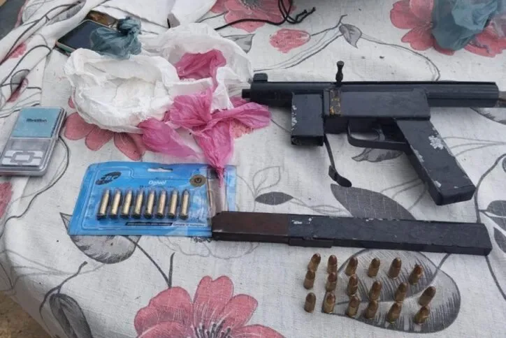 Denúncia leva polícia a homem armado com submetralhadora em Serra do Ramalho