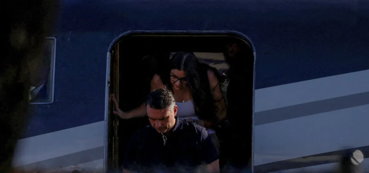 Avião com Flávio Bolsonaro e família pousa em Miami