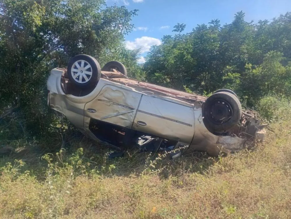 Carro capota na BR‑430 em Riacho de Santana