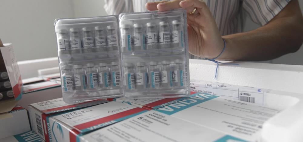 Bahia recebe 182,2 mil doses da vacina de Oxford/AstraZeneca, anuncia secretário de Saúde