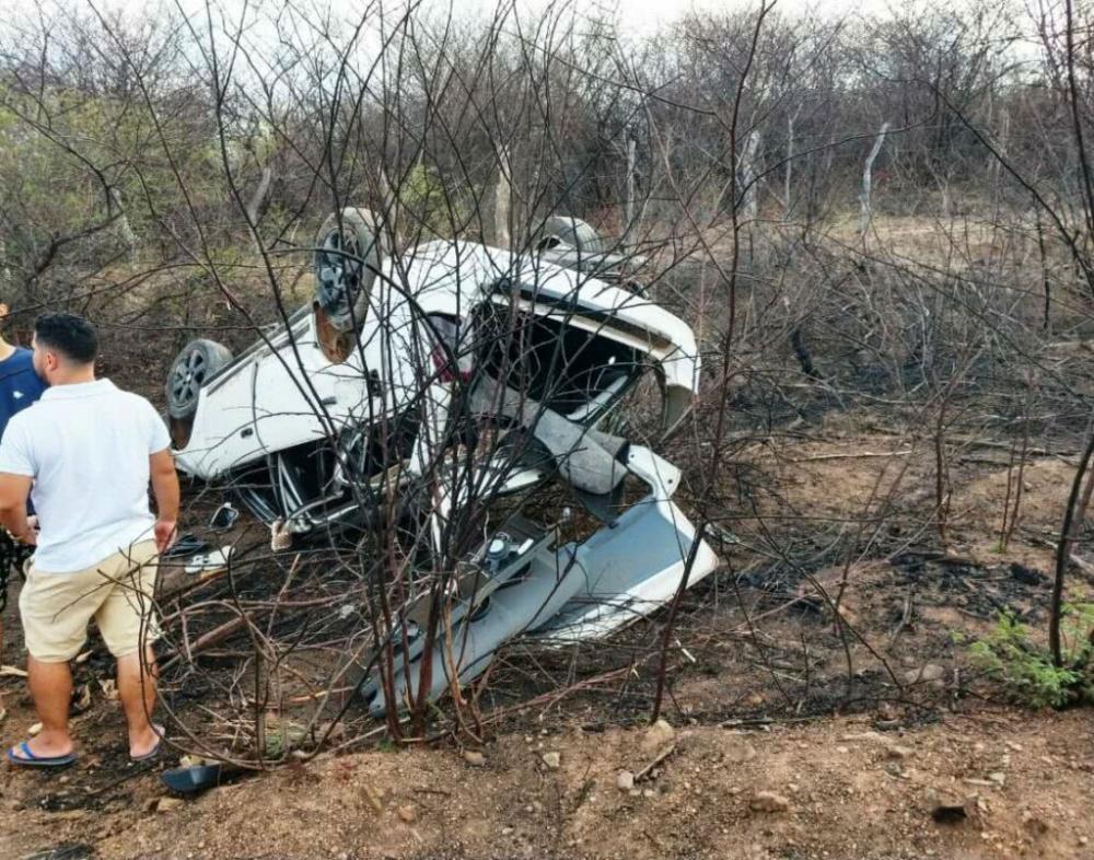 Carro capota na BA-263 em Sebastião Laranjeiras e três pessoas ficam feridas