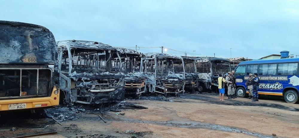 Incêndio de origem desconhecida destruiu pelo menos 12 ônibus escolares em Barra do Choça 