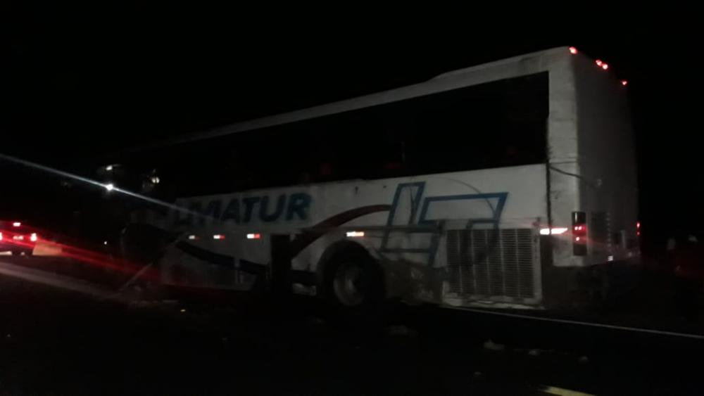 Guanambi: Colisão entre ônibus e caminhão na BR-030 deixa vários feridos; coletivo transportava alunos de Caetité
