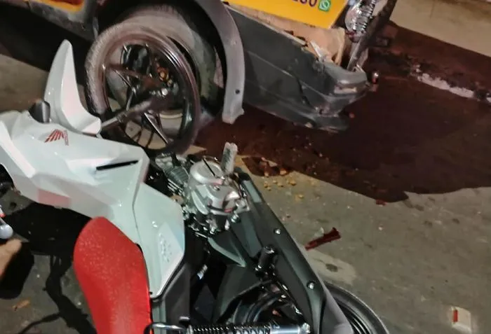 Adolescente de 15 anos fica ferida após bater moto em carro estacionado em Guanambi