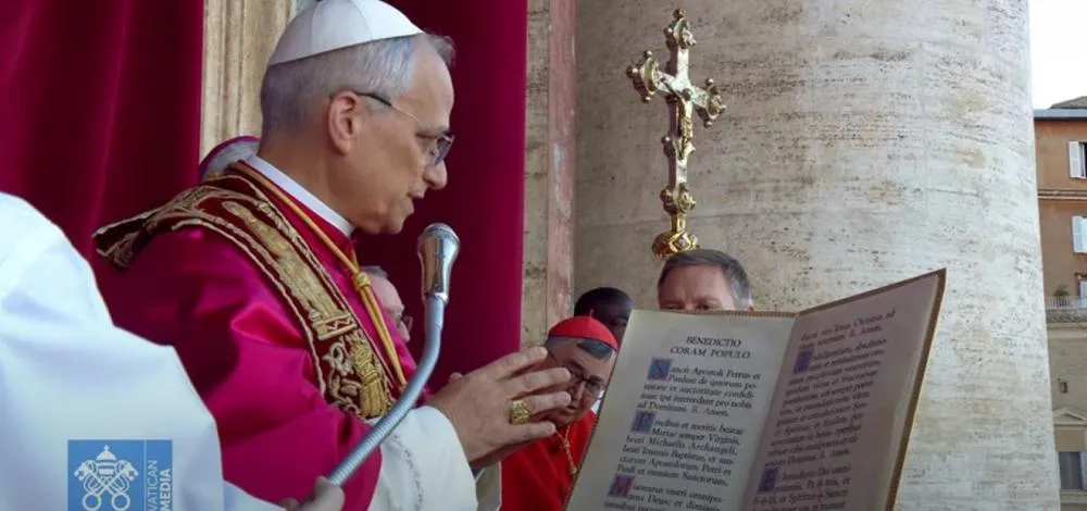 Papa Leão XIV celebra primeira missa