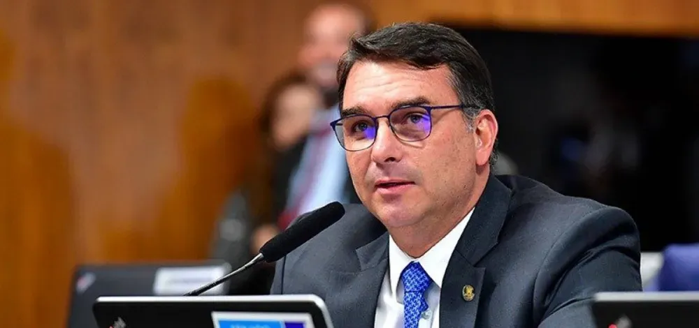 Flávio Bolsonaro chama proposta sobre escala 6x1 de “eleitoreira”
