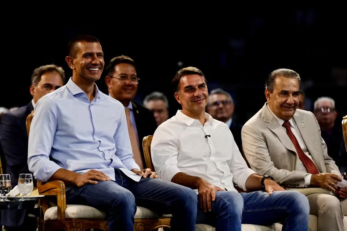Flávio Bolsonaro fala em “guerra espiritual” durante evento evangélico
