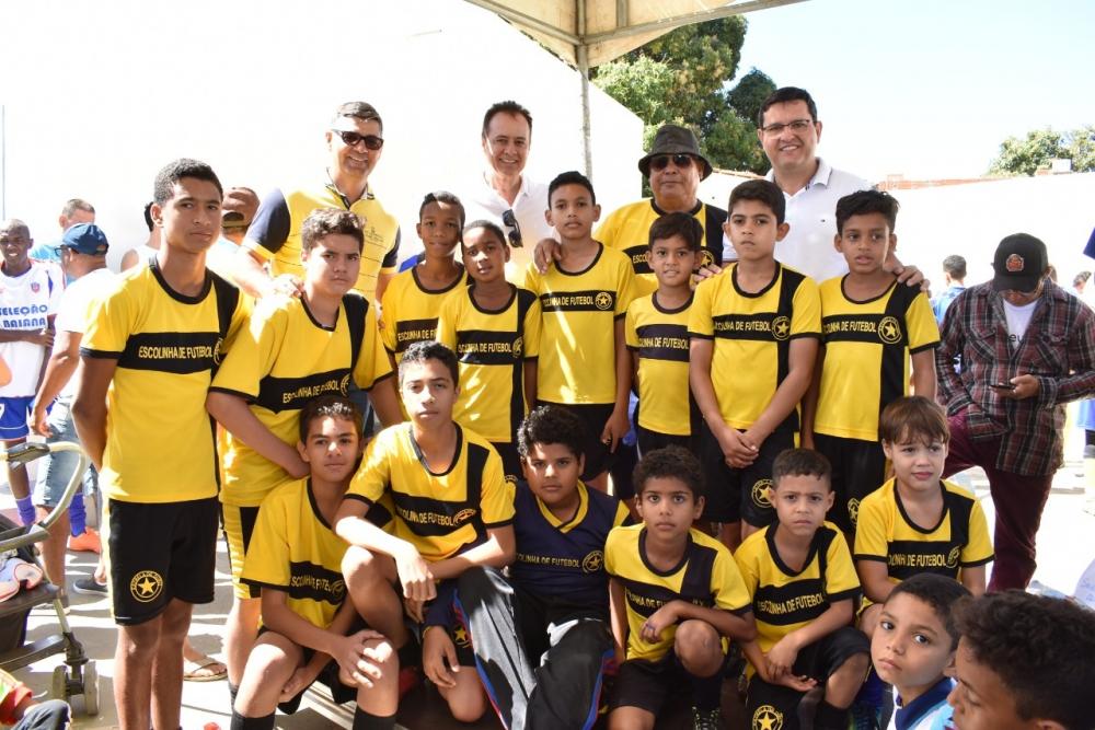 Prefeitura de Guanambi entrega Kits Esportivos para 20 escolinhas de base