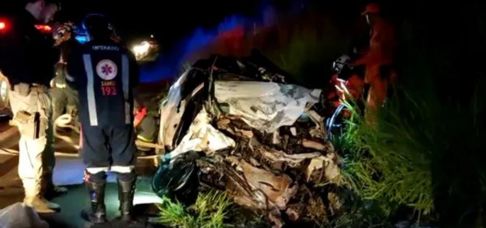 Dois adultos e duas crianças da mesma família morrem após batida de carro com carreta na BR-242