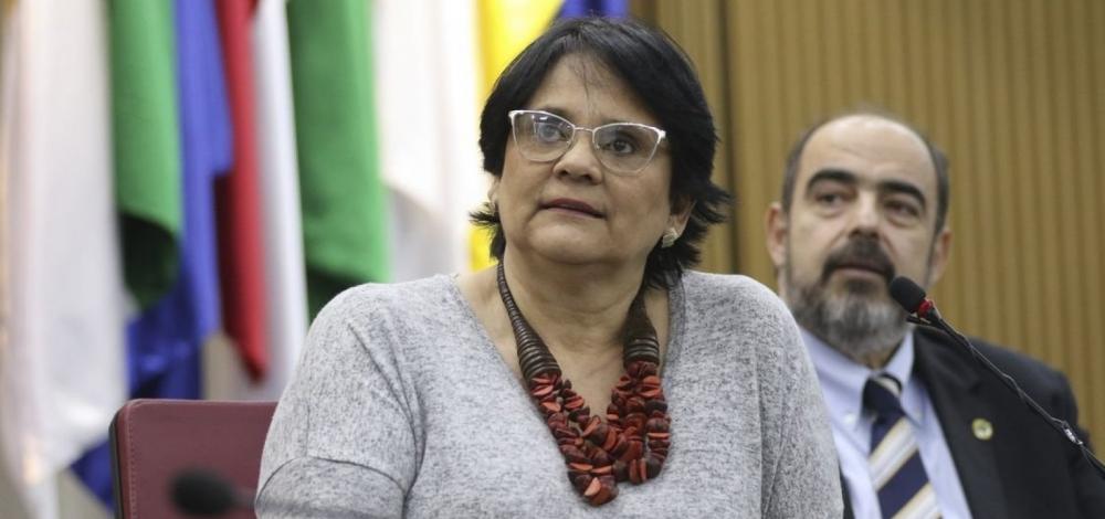 Damares diz que Brasil sofre com "epidemia de suicídio"