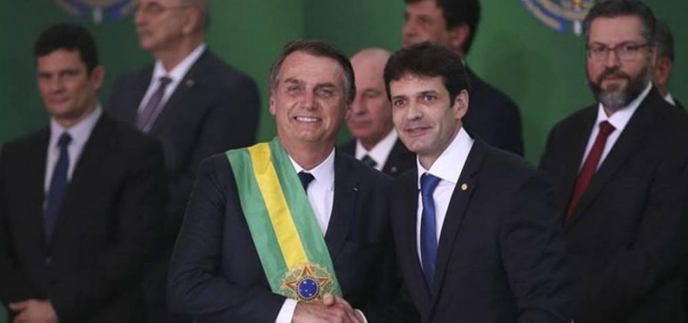Depoimento de ex-assessor à PF e planilha sugerem que Bolsonaro e ministro receberam caixa dois
