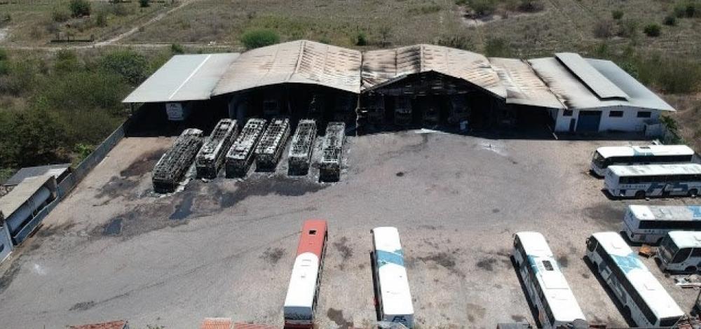 Bahia: Incêndio destrói 22 ônibus em garagem de empresa