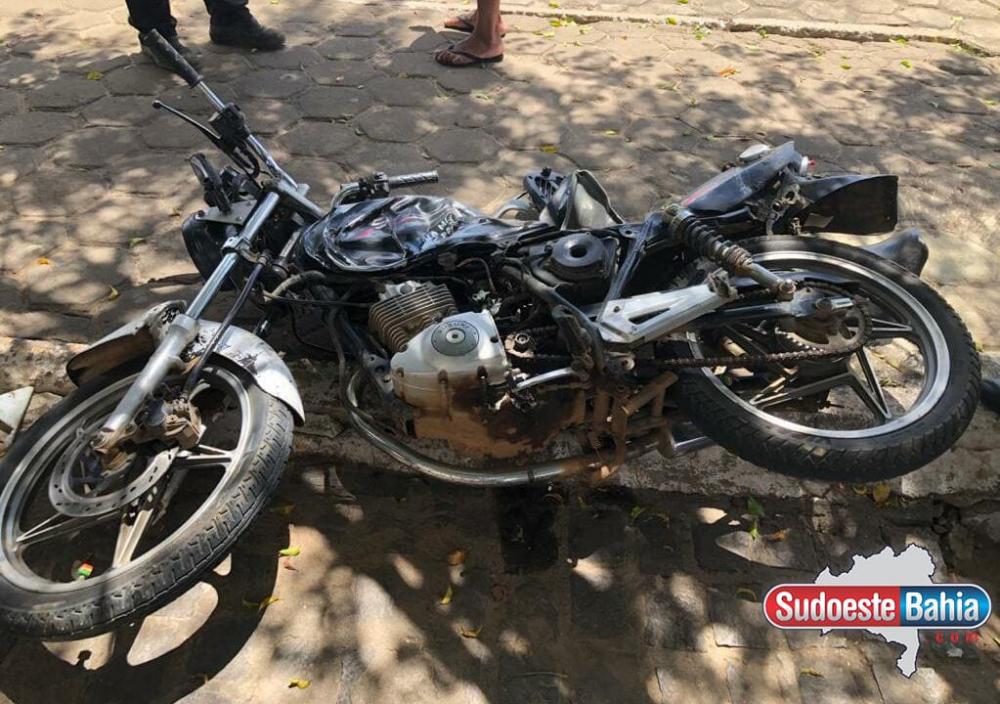 Caetité: motociclista saiu ileso de acidente após ônibus passar sobre motocicleta 