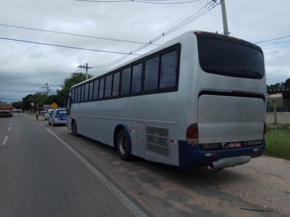 Ônibus clandestino é apreendido pela PM na BR-030, em Guanambi