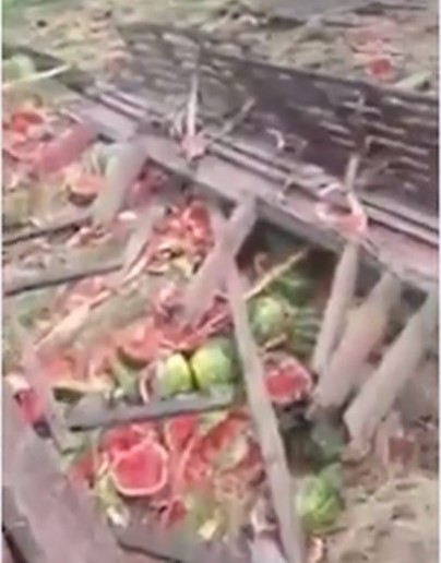 Caminhão tomba na BA-263, trecho da Serra do Marçal, e duas pessoas ficam feridas 