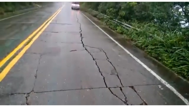 Chuvas provocam grandes fissuras no asfalto da BA-148, trecho entre Livramento e Rio de Contas