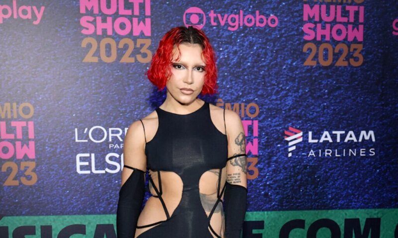 Ex-artista gospel, a agora Priscila, comemora a nova fase: “muito feliz”