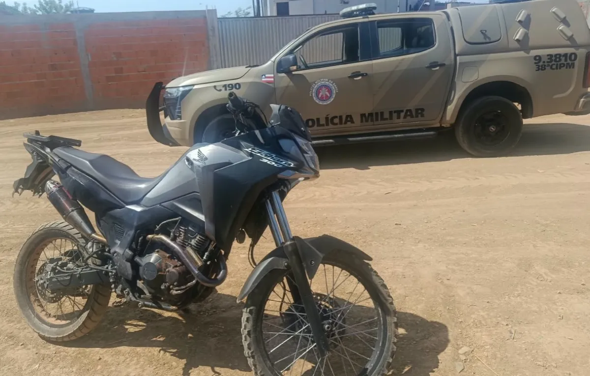 Motocicleta com restrição de roubo é recuperada pela PM em Bom Jesus da Lapa