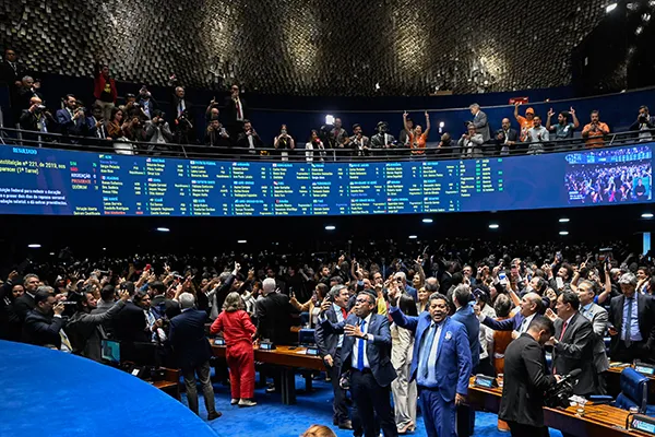 Senado aprova PEC que prevê fim da escala 6x1 em dois turnos