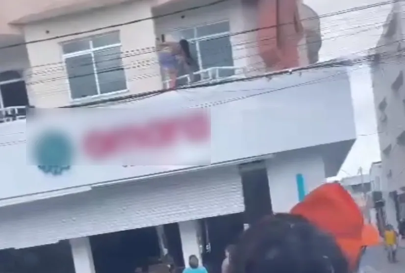 Homem é preso após mulher gritar por socorro em sacada de apartamento em Guanambi