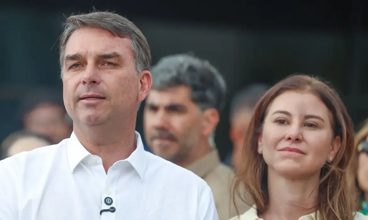 Flávio Bolsonaro chega aos Estados Unidos com mulher e filhas