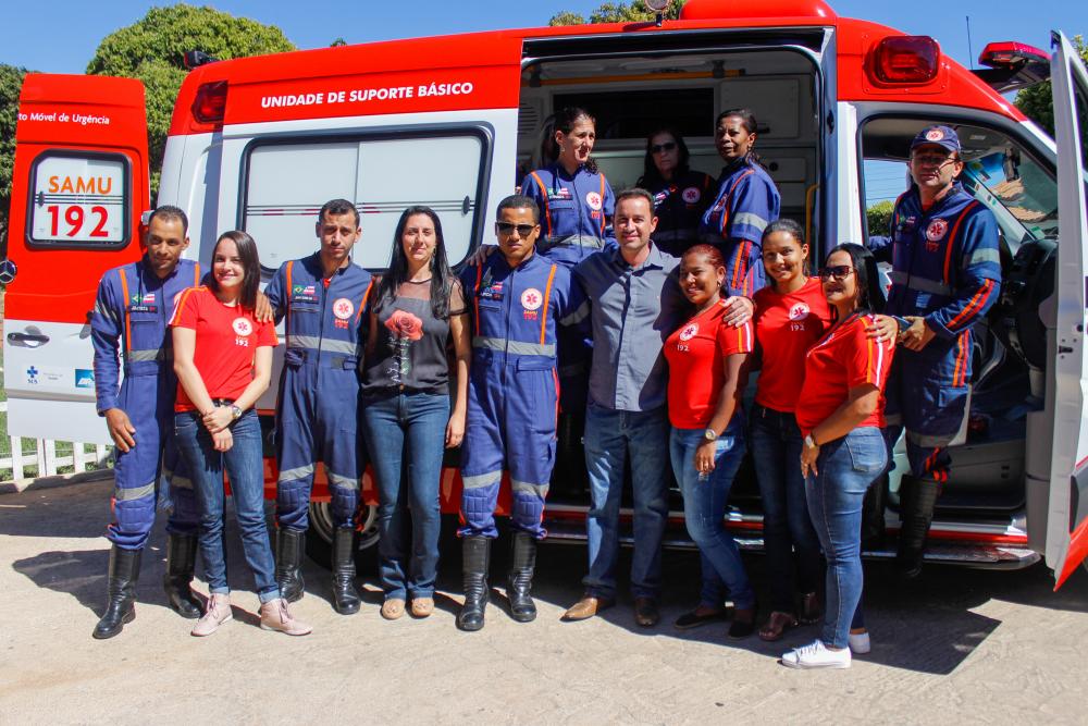 Prefeitura de Igaporã entrega três novas ambulâncias e uma retroescavadeira ao município