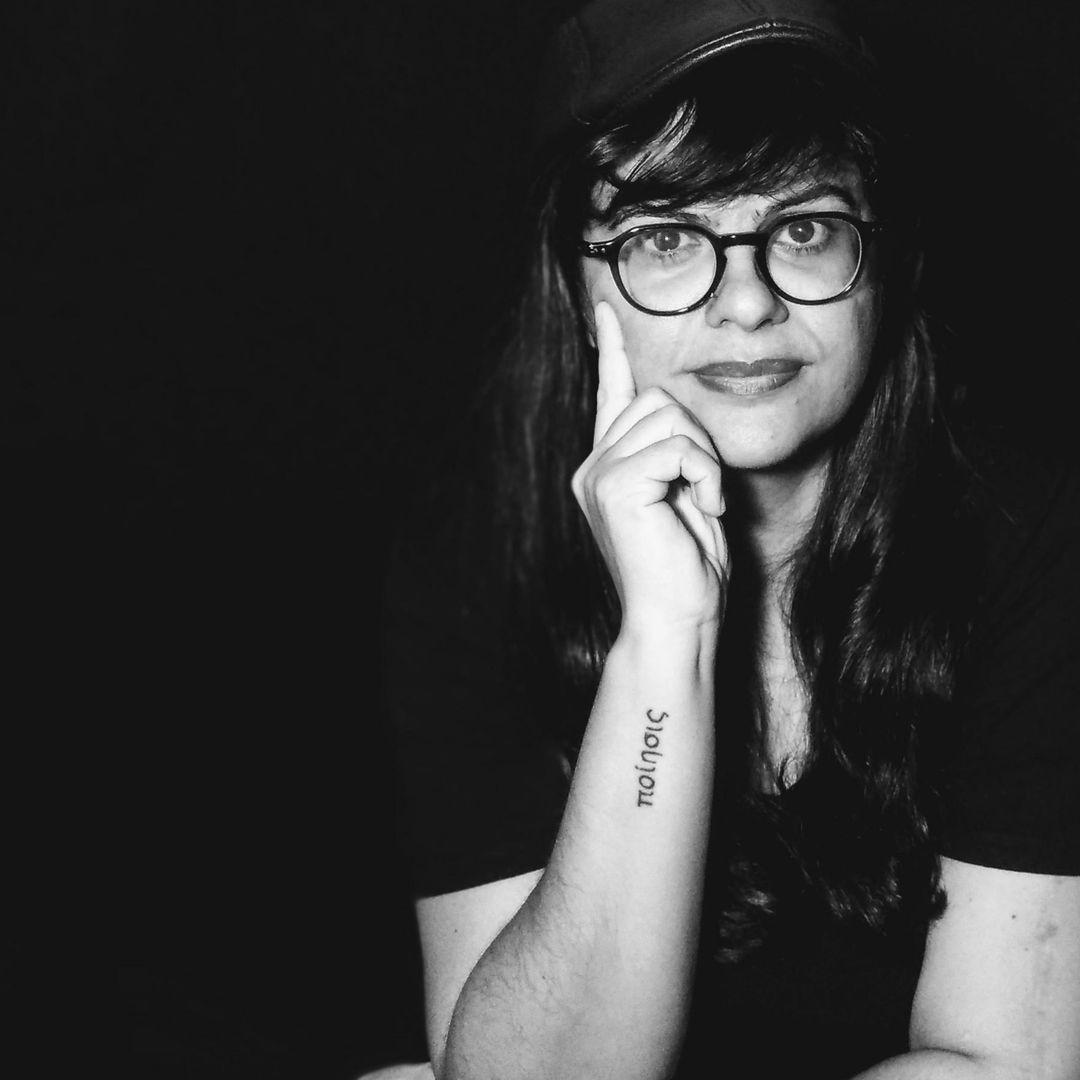 Nívia Maria Vasconcellos lança e-book e audiobook de poesias Cãibra de Nó 