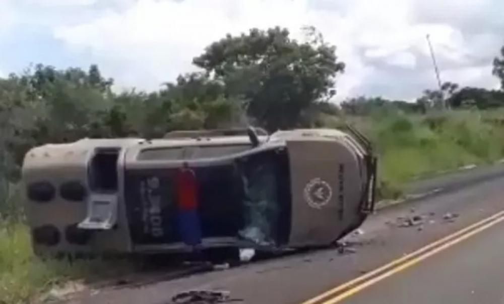 Região: Policiais militares ficam ferido após viatura capotar na BA-026