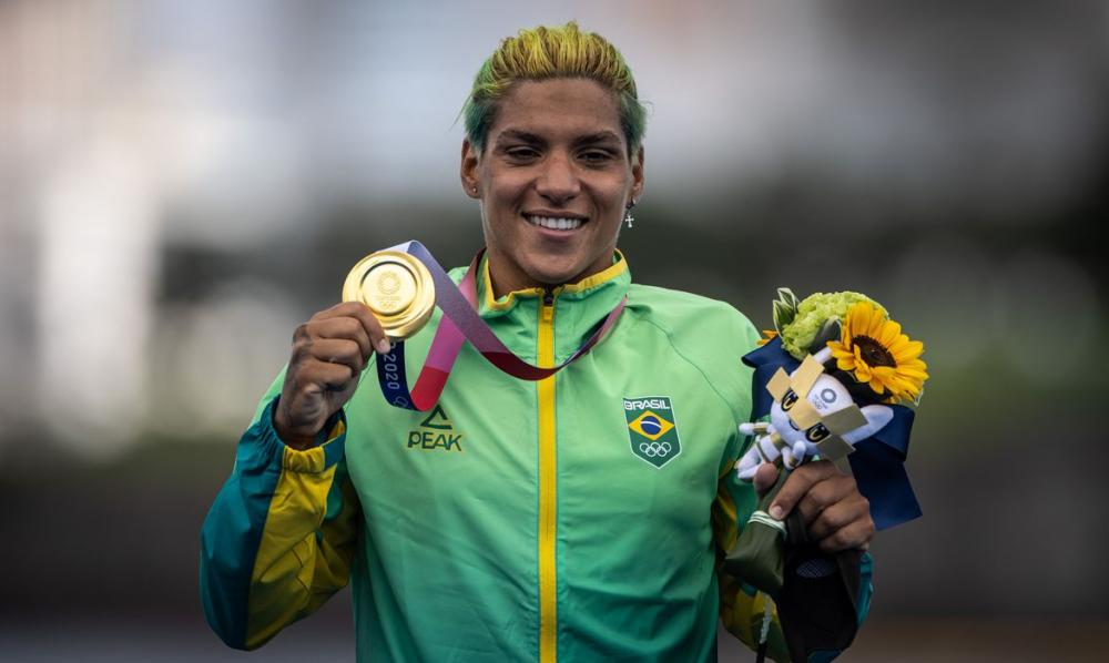 Aos 29 anos, baiana Ana Marcela conquista o ouro olímpico na maratona aquática