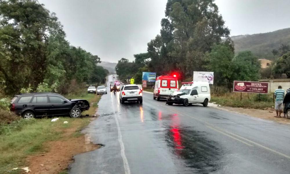 Caetité: Colisão entre ambulância e automóvel na BR-030 deixa feridos