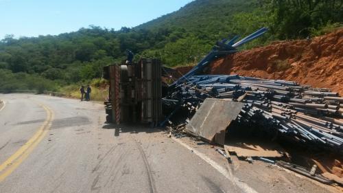 Caminhão tomba na BA-148 e deixa duas pessoas feridas