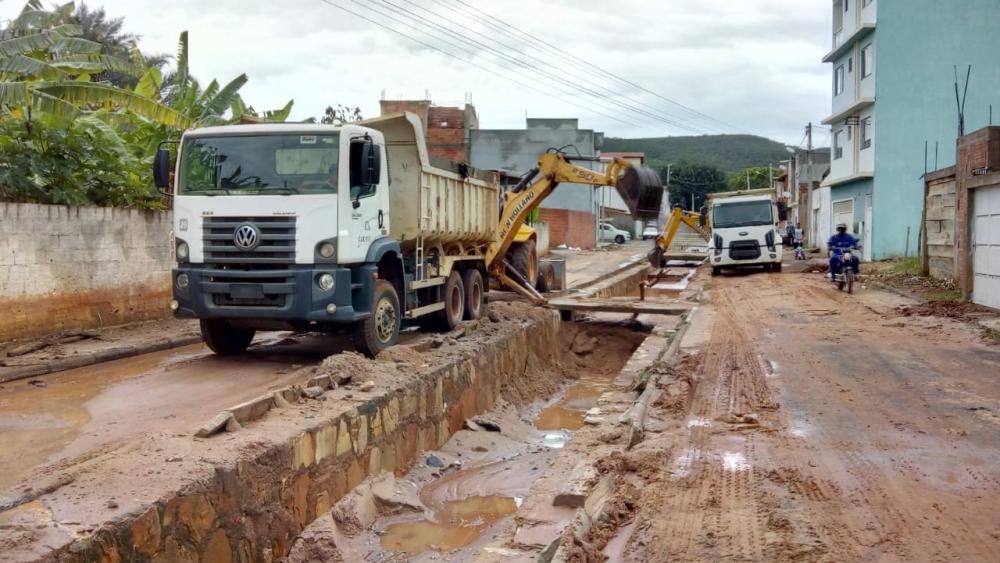 Caetité: Forte chuva deixa rastro de destruição na Avenida Armindo Gomes de Carvalho
