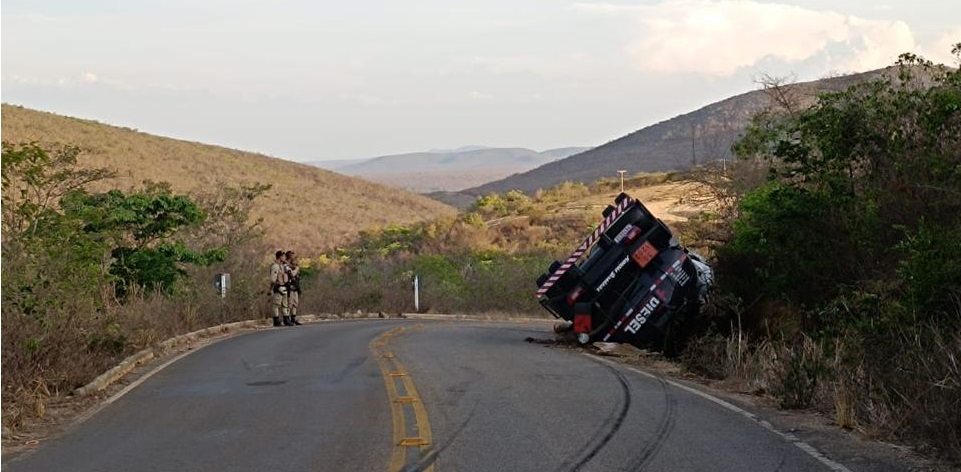 Caminhão carregado de combustível tomba na BA-156, em Caetité