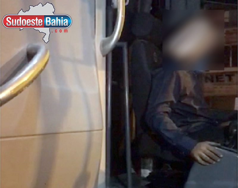 Jovem portador de transtorno afetivo bipolar furta ônibus na rodoviária de Brumado, bate em outro veículo e danifica garagem de empresa